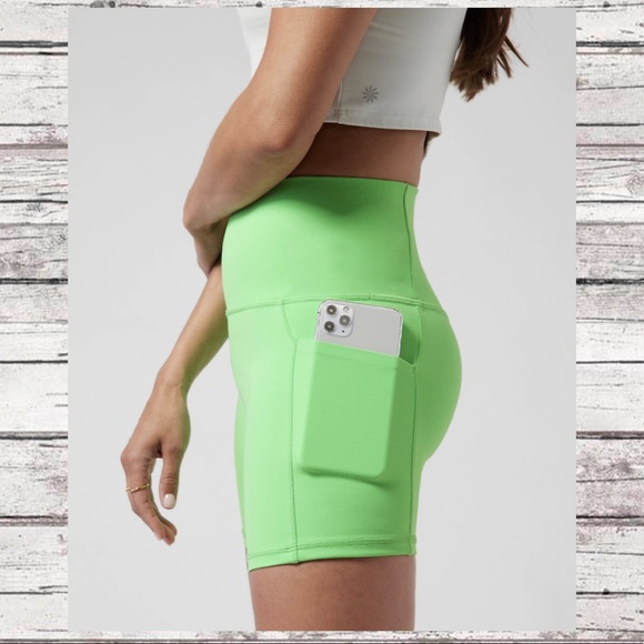 ATHLETA Salutation stash pocket II 5” short NWT neon Aloe - Picture 9 of 12